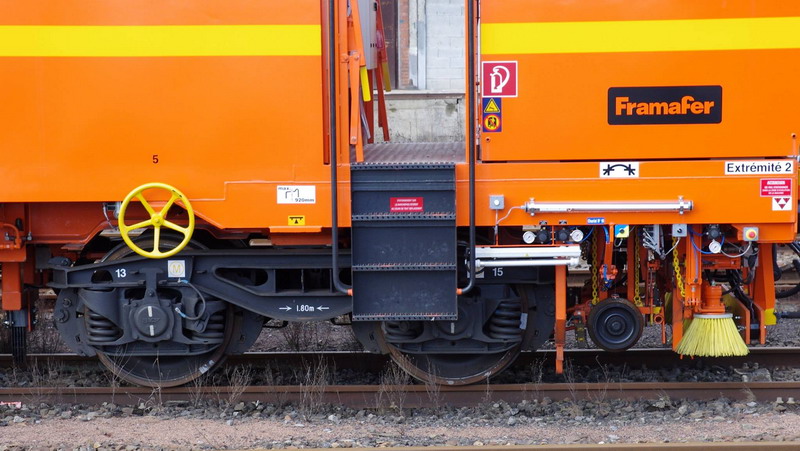 99 87 9 121 529-1 - 109 FRP (2013-02-06 Saint Quentin) Colas Rail (22).jpg