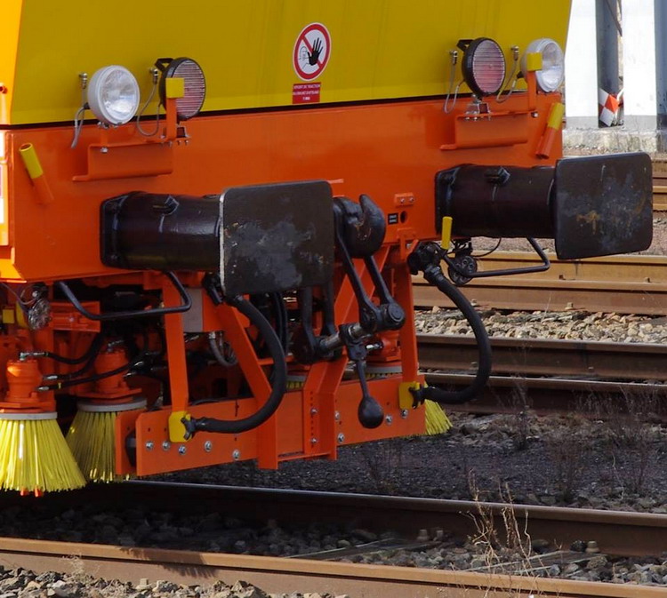 99 87 9 121 529-1 - 109 FRP (2013-02-06 Saint Quentin) Colas Rail (25).jpg