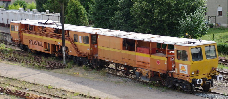 99 87 9 124 504-1 - 108-275 FRP (2013-08-12 gare de Saint Quentin) Colas Rail (2).jpg