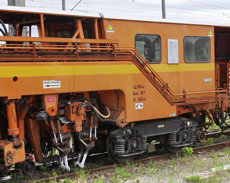 99 87 9 124 504-1 - 108-275 FRP (2013-08-12 gare de Saint Quentin) Colas Rail (20).jpg