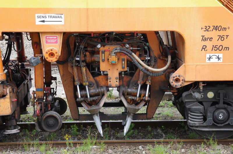 99 87 9 124 504-1 - 108-275 FRP (2013-08-12 gare de Saint Quentin) Colas Rail (19).jpg