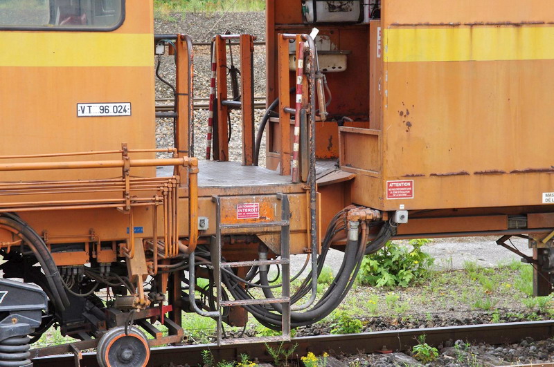 99 87 9 124 504-1 - 108-275 FRP (2013-08-12 gare de Saint Quentin) Colas Rail (22).jpg