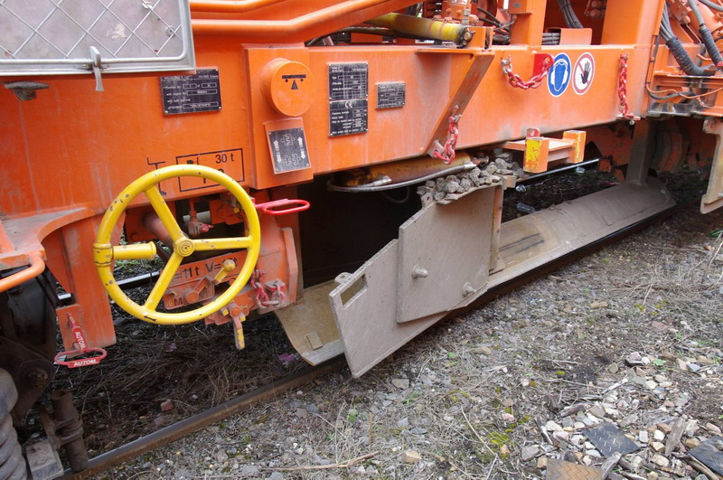 99 87 9 125 522-2 (2013-05-13 gare de Saint Quentin) R21 Colas Rail (7).jpg