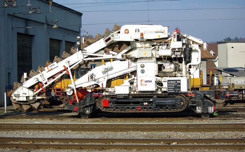 20110129sa-burgdorf-machine-a-chenilles-sur-wagon-sersa-group-vtm40-85-948-1-518-0typ-wrm205-60617-vt-imgp0990retouche-recadre900.jpg