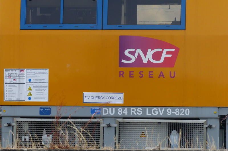 99 87 9 186 040-1 DU 84 RS LGV 9-821 (2017-06-04 Infrapôle LGV A de SPDC) + 041-9 (21).jpg