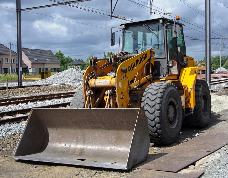 Ahlmann AZ200 (2017-06-07 gare de Menin) FDP (10).jpg