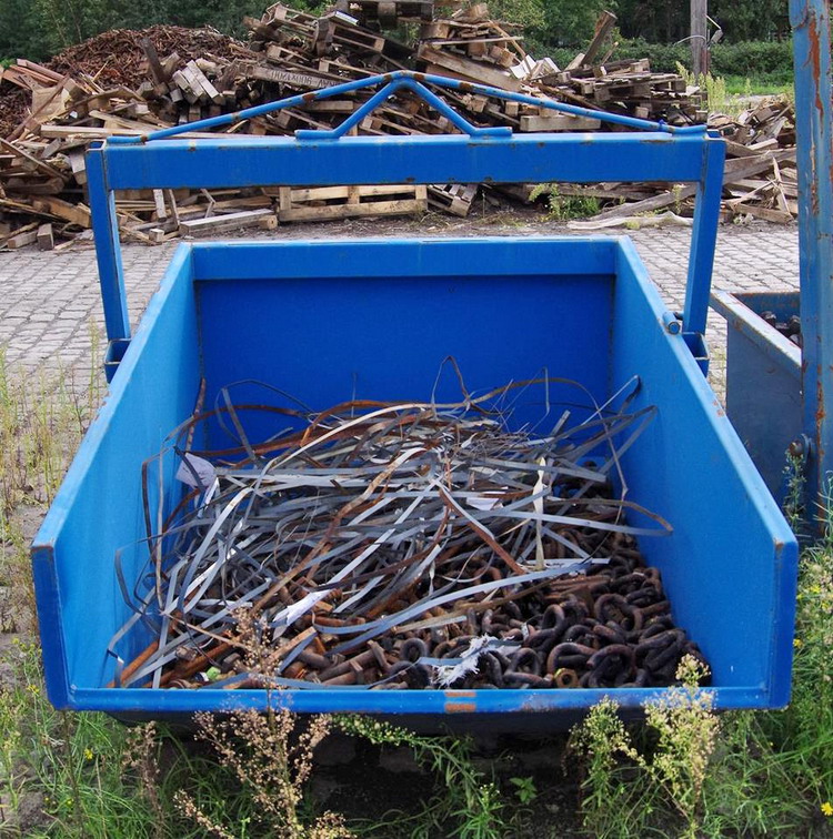 Benne à déchets Boscaro (2017-09-07 gare de Henin) Taveirne (2).jpg