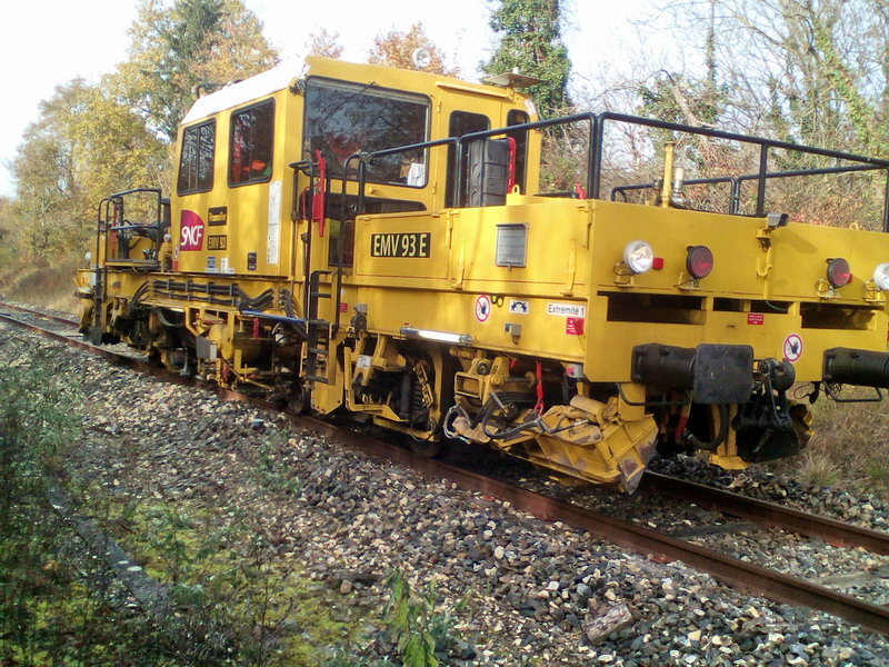 99 87 9 228 016-1 EMV 93 (2017-11-20 gare de Rochefoucauld) Angoulème Limoges (1).jpg