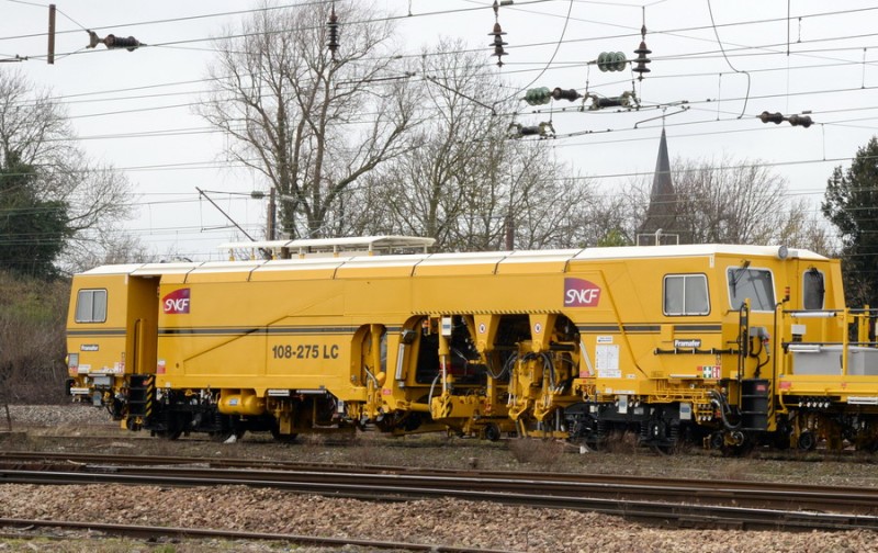 99 87 9 124 042-2 - 108-275 LC (2018-01-27 Somain) SNCF RESEAU Infralog Nord (2).jpg