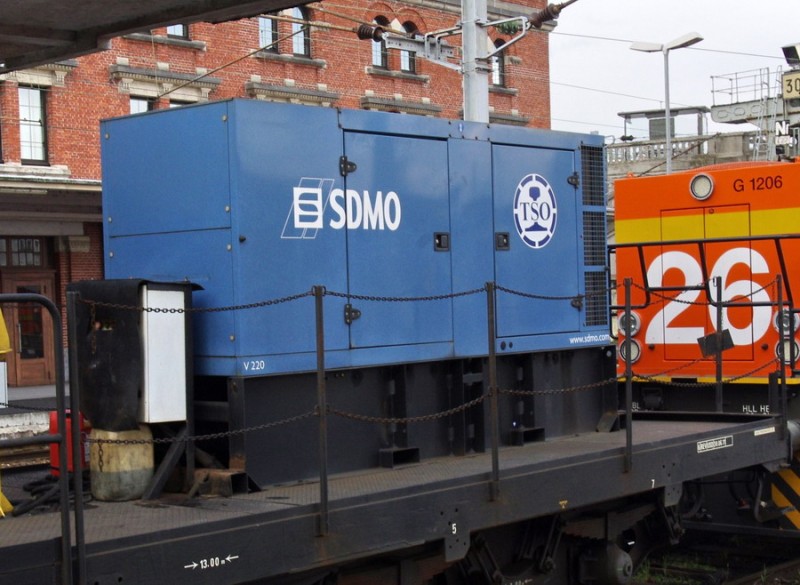 99 87 9 352 534-1 (2013-05-15 gare de Saint Quentin) wagon relais TSO (2).jpg