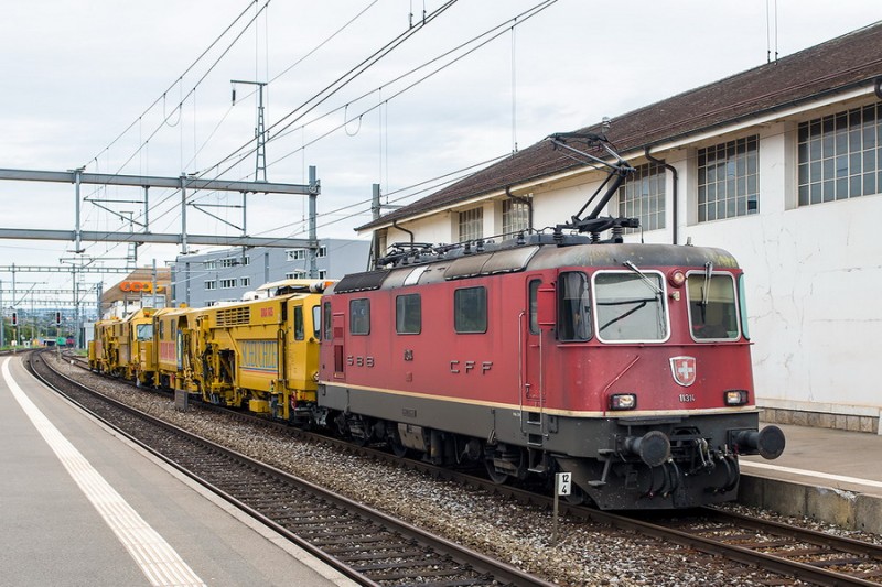 80 85 95 81 921-6 B66U (2014-08-25 gare de Morges CH) Scheuchzer BNA 665 + Re420 (1).jpg (214.99 Kio) Vu 1527 fois 80 85 95 81 921-6 B66U (2014-08-25 gare de Morges CH) Scheuchzer BNA 665 + Re420 (1).jpg