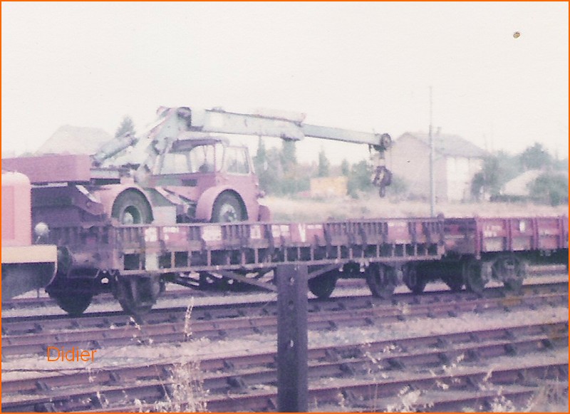 Train caténaire_grue_La Possonnière_1985.jpg