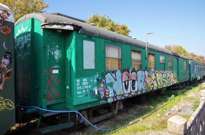 (6) 80 87 979 2 115-8 Uas H70 0 SNCF-MN (2018-10-10 gare de Guignicourt) (1).jpg