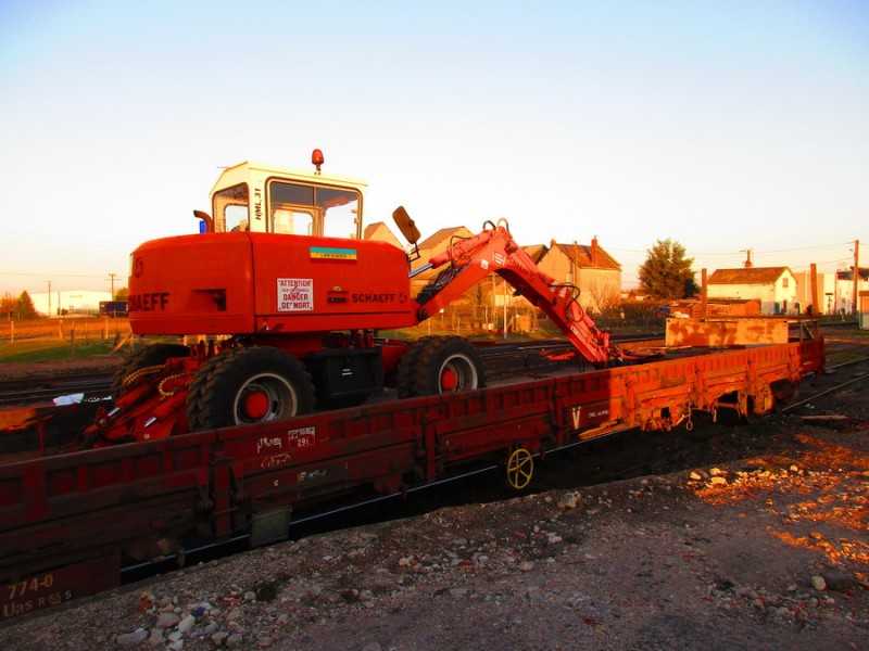 Schaeff HML 31 sur wagon.jpg (189.69 Kio) Vu 6222 fois Schaeff HML 31 sur wagon.jpg