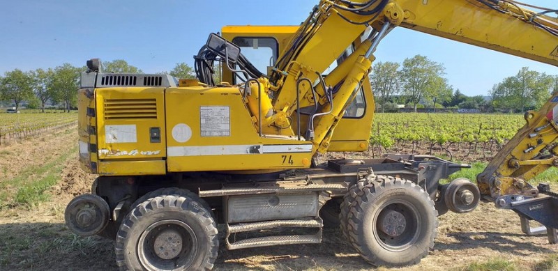 Liebherr A900ZW (2019-04-20 Uzes) vers Pont du Gard (10).jpg (175.48 Kio) Vu 2805 fois Liebherr A900ZW (2019-04-20 Uzes) vers Pont du Gard (10).jpg