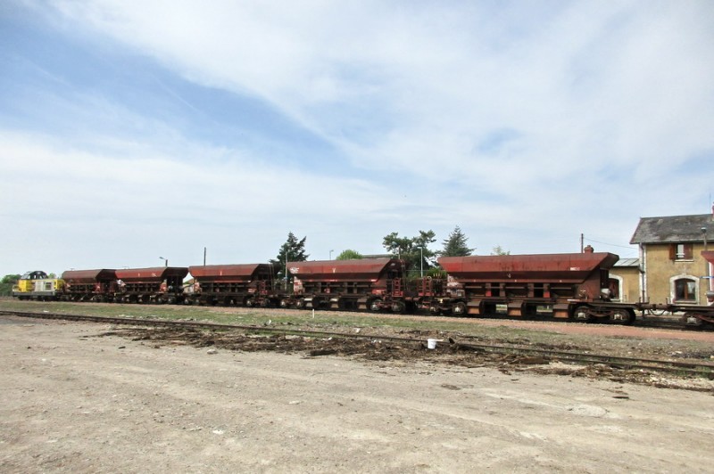 (42) demie rame TTX ballast 5 trémies Uas + BB 669414 Chalindrey.jpg