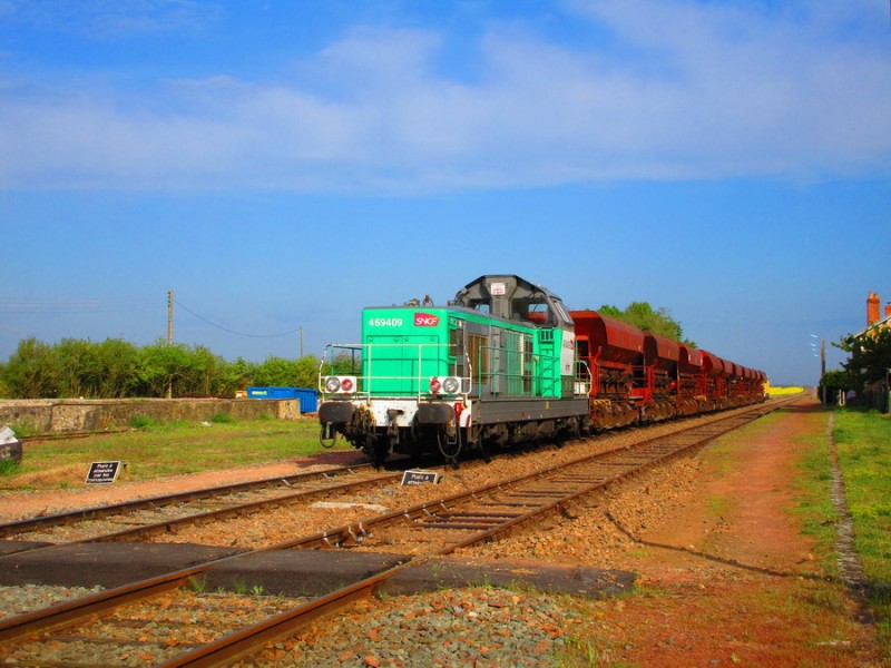 (45) BB 469409 INFRA Dijon Perrigny + 10 trémies Uas + BB 66914 Chalindrey.jpg (209.67 Kio) Vu 5426 fois (45) BB 469409 INFRA Dijon Perrigny + 10 trémies Uas + BB 66914 Chalindrey.jpg