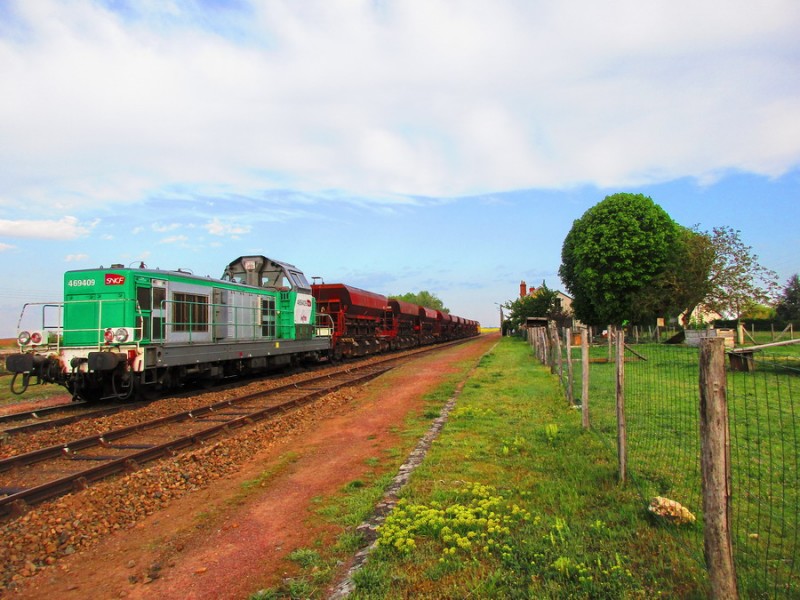 (44) BB 469409 INFRA Dijon Perrigny + 10 trémies Uas + BB 66914 Chalindrey.jpg (229.12 Kio) Vu 5426 fois (44) BB 469409 INFRA Dijon Perrigny + 10 trémies Uas + BB 66914 Chalindrey.jpg