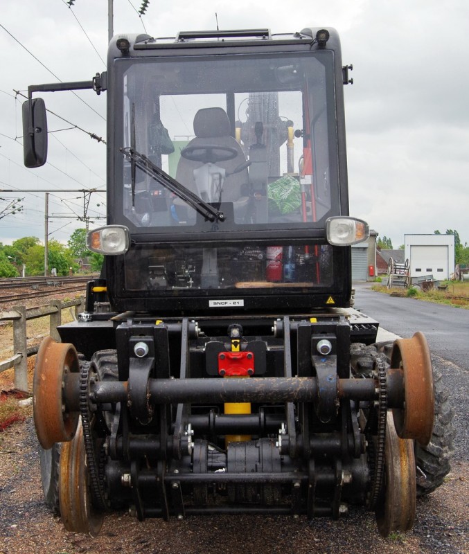 UNAC RR 300 2 (2019-05-09 Tergnier) SNCF RESEAU 21 (3).jpg