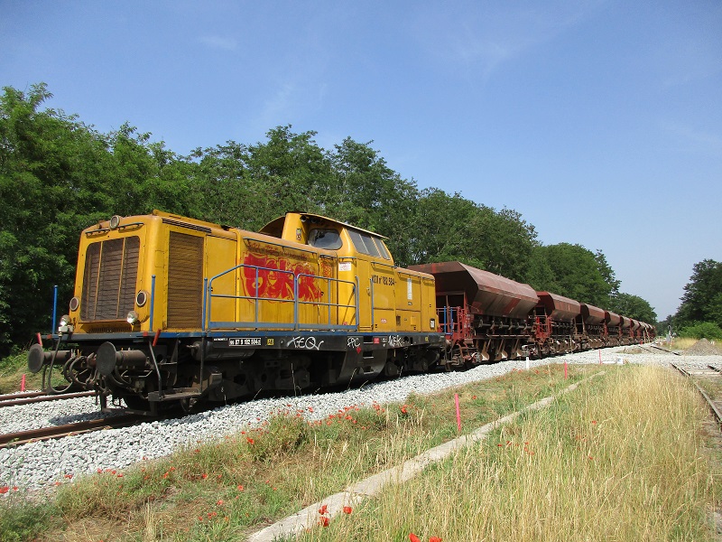 (14) V 211 EGENIE + rame 10 wagons ballast.JPG