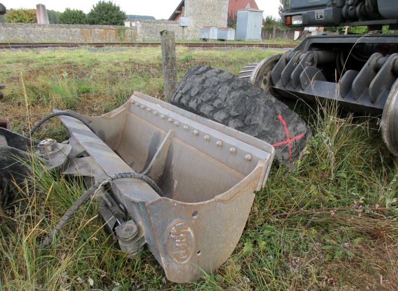 (18) Doosan ACX DX 160 WRR Défi Rails godet frontal.JPG