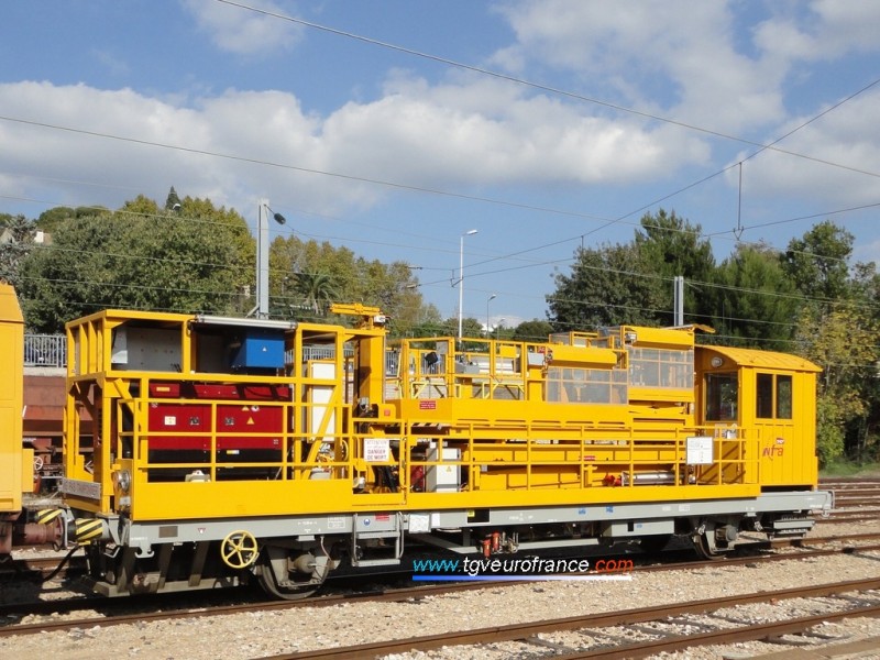 99 87 9 336 055-8-APMC 86 EL 0005-SNCF-MR-En gare d'Aubagne-28 10 2014.jpg