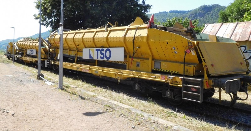 VAD 85 PSE - 99 87 9 352 573-9 - TSO (Ex E-Génie) Vic-sur-Cère 07-2022 (1).JPG