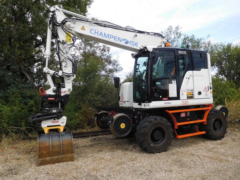 CATERPILLAR M323f - RH600118 - CHAMPENOISE Chasse-sur-Rhône 08-2022 (2).JPG
