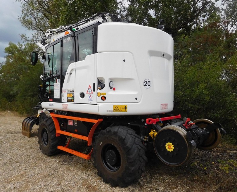 CATERPILLAR M323f - RH600118 - CHAMPENOISE Chasse-sur-Rhône 08-2022 (4).JPG