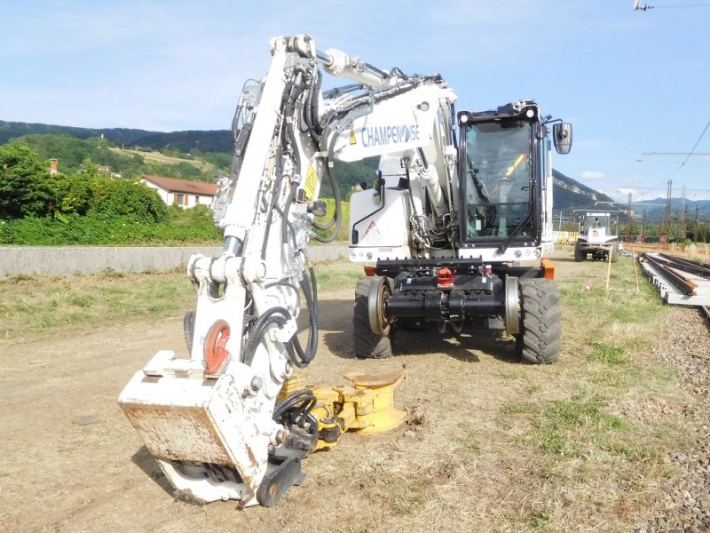 CATERPILLAR M323f - RH600118 - Champenoise (Ambérieu-en-Bugey 05-07-2023) (2).JPG