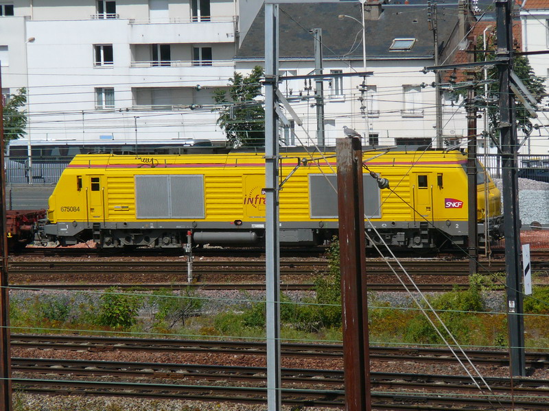 75084 (2010-08-05 Tours) Livrée Infra.jpg