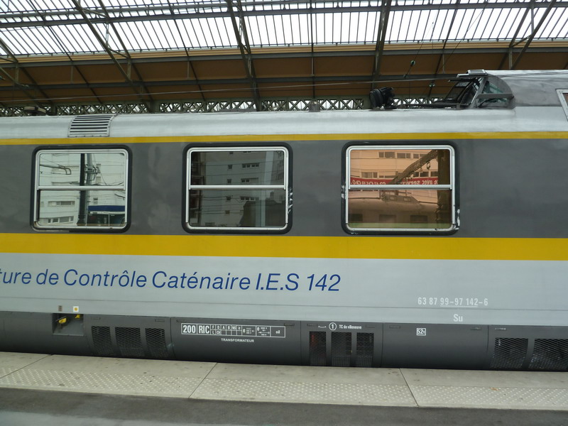 63 87 99 97 142-6 Su IES 142 (gare de Tours 2013-11-12) + 69447 Fret VH (2).jpg