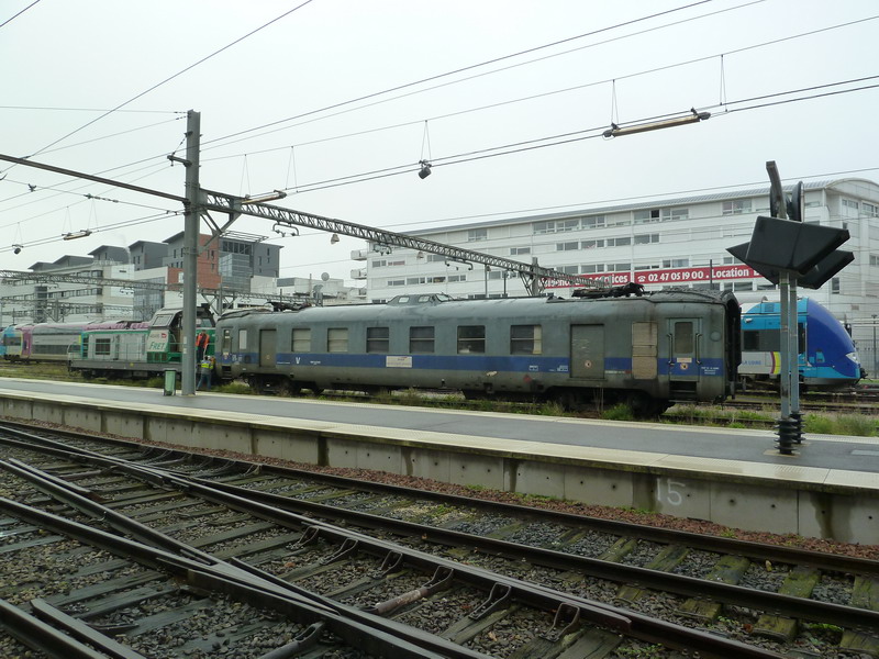 80 87 979 0 401-4 Uas (2013-11-12 gare de Tours) + 69490 (3).jpg