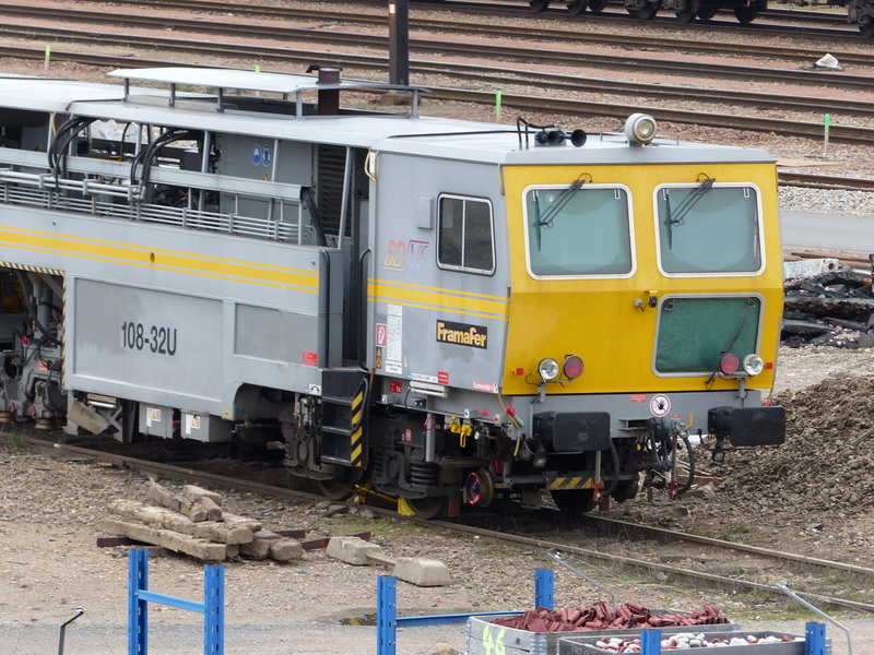 99 87 9 122 515-9 Type 108-32U (2014-03-02 base Infra-SNCF St Pierre des Corps) (6).jpg