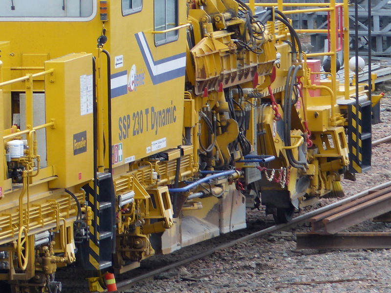 SSP 230 T Dynamie 99 87 9 125 524-8 E.Génie (2014-03-02 base Infra-SNCF St Pierre des Corps) (8).jpg