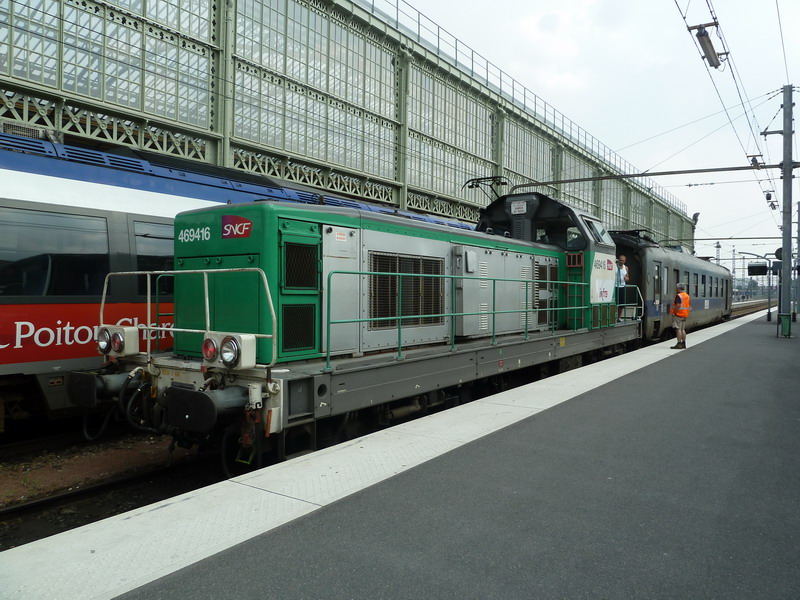 69416 (2013-08-28 gare de Tours) + voiture 80 87 979 0 401-4 Uas (4).jpg