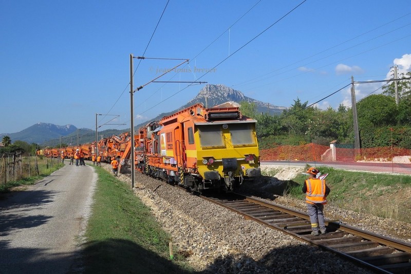 c IMG_6262 dégarniseuse Colas Rail derrière G1206 n°24_La Crau Var.jpg