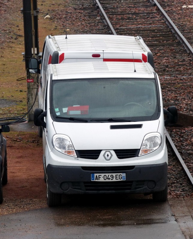 Renault Trafic dci 115 extra AF-049-EG (2015-03-10 Tours) Meccoli (2).jpg