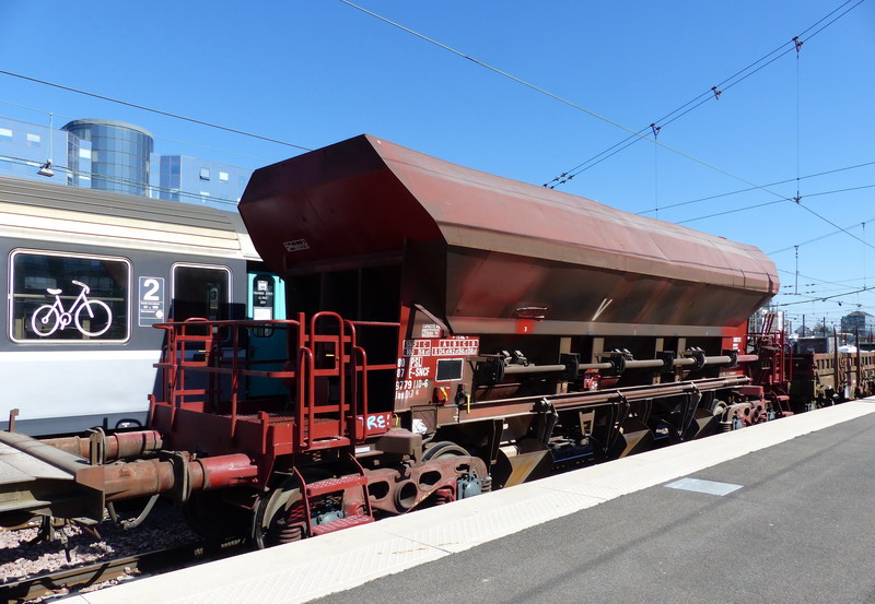 80 87 977 9 110-6 Uas D12 6 F SNCF-PSL (2015-04-08 Tours) (1).jpg