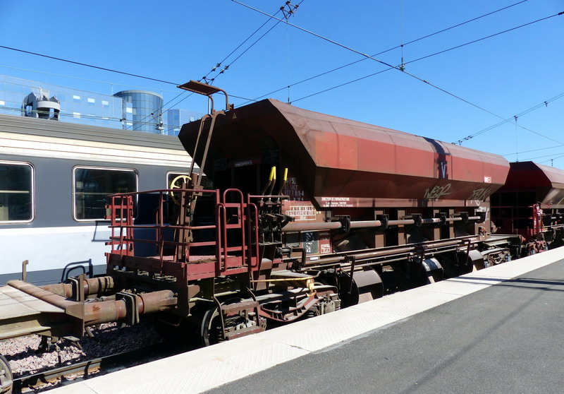 80 87 977 7 819-4 Uas D12 6 SNCF-PSL (2015-04-08 Tours) (1).jpg