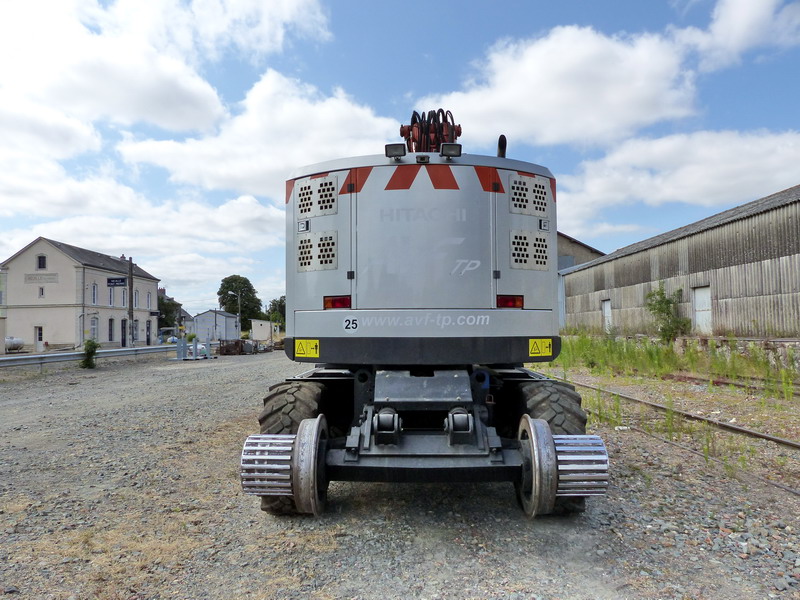 Hitachi D 2R Type ZX 140 PRR (2015-07-14 gare de Neuillé Pont-Pierre) AVF TP (7).jpg