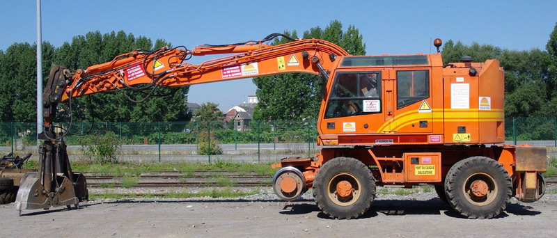 CASE 788 PRR (2013-09-04 Cour de la gare de St Quentin) Colas Rail n° F 6200036 (2).jpg