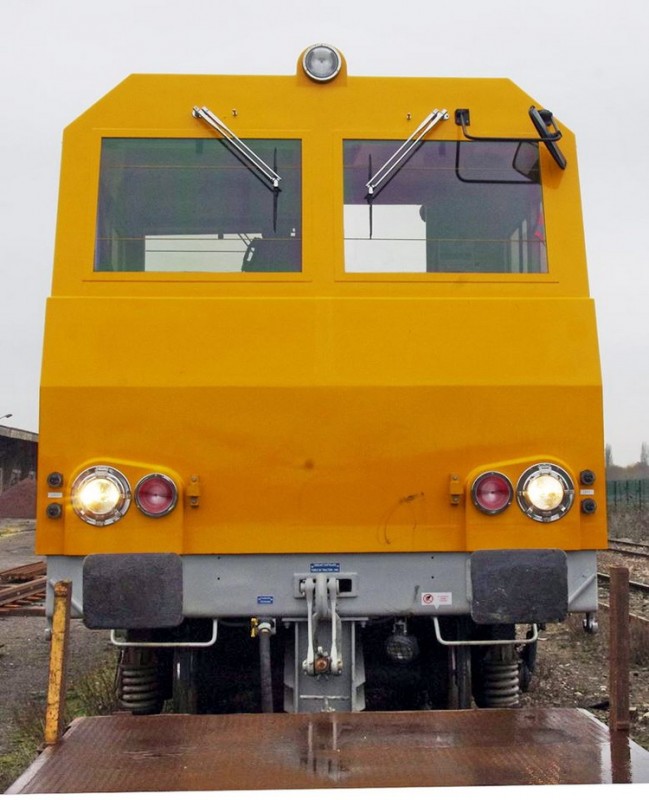 99 87 9 185 421-4 (2016-03-10 gare de St Quentin) DU 84 B 8-131 SNCF-AM (2).jpg