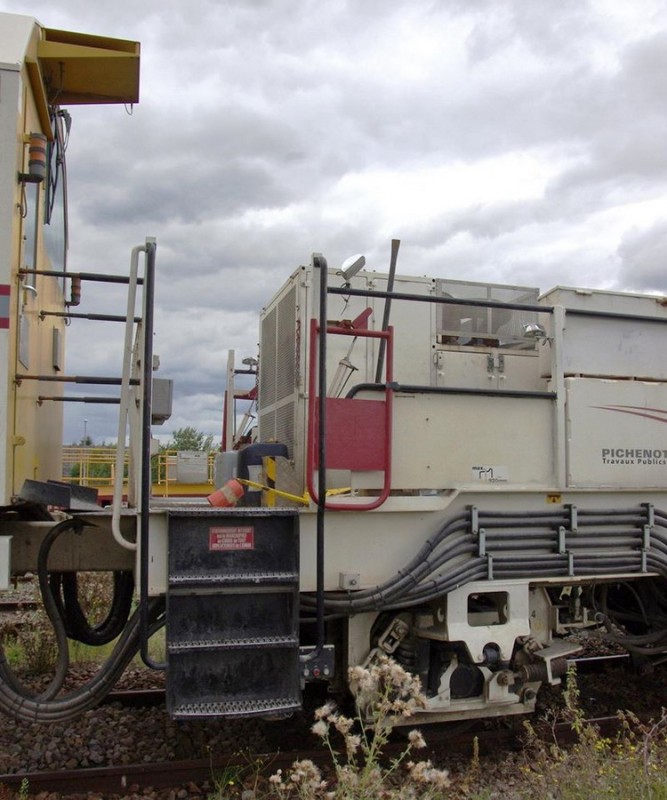 99 87 9 125 521-4 Type SSP 230 T Dynamic (2016-08-20 gare de Chaulnes) Eiffage-Pichenot Bouillé (17).jpg