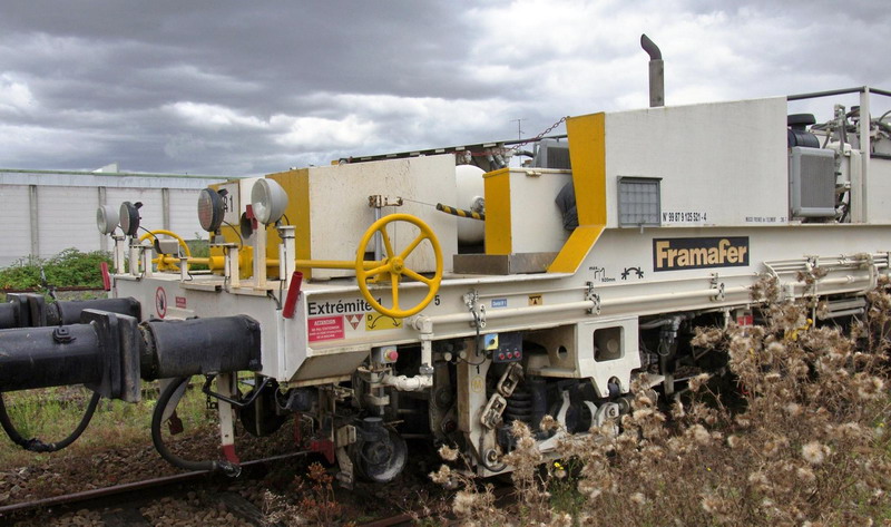 99 87 9 125 521-4 Type SSP 230 T Dynamic (2016-08-20 gare de Chaulnes) Eiffage-Pichenot Bouillé (28).jpg