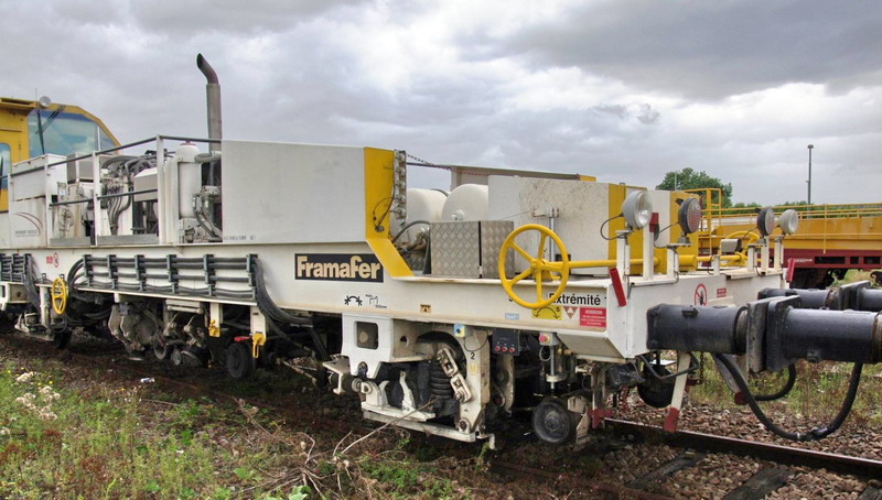 99 87 9 125 521-4 Type SSP 230 T Dynamic (2016-08-20 gare de Chaulnes) Eiffage-Pichenot Bouillé (27).jpg