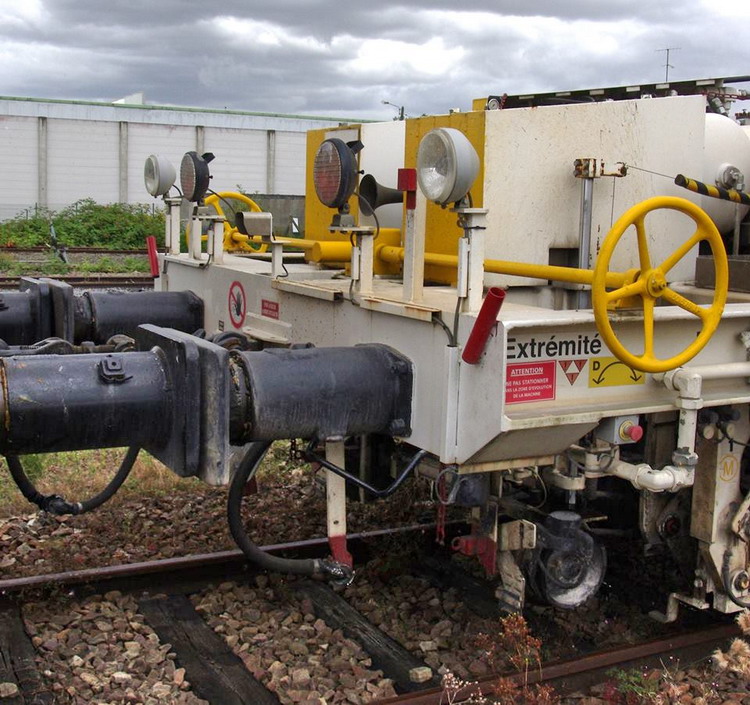 99 87 9 125 521-4 Type SSP 230 T Dynamic (2016-08-20 gare de Chaulnes) Eiffage-Pichenot Bouillé (29).jpg