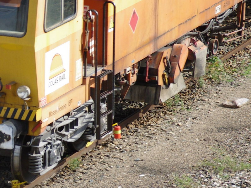 99 87 9 124 504-1 - 108-275 FRP (2013-08-12 gare de Saint Quentin) Colas Rail (6).jpg