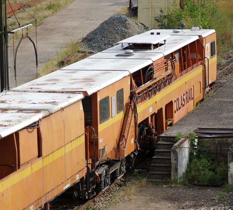 99 87 9 124 504-1 - 108-275 FRP (2013-08-12 gare de Saint Quentin) Colas Rail (9).jpg