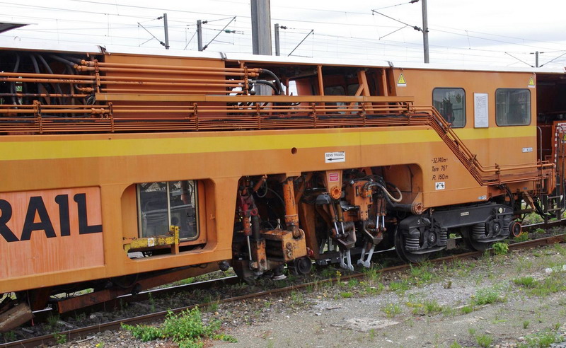 99 87 9 124 504-1 - 108-275 FRP (2013-08-12 gare de Saint Quentin) Colas Rail (16).jpg